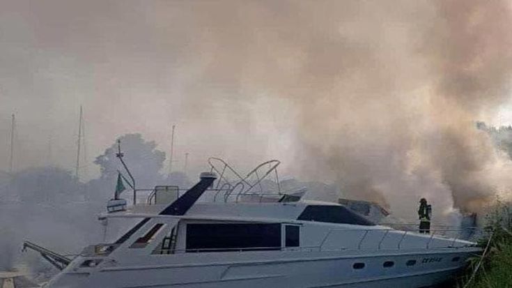 Fiumicino, raid mafioso nel cantiere nautico: distrutte 4 barche. Trovate taniche di benzina collegate a fili elettrici