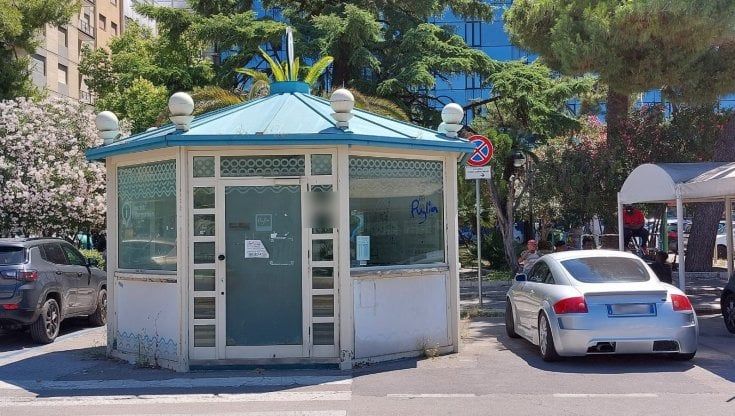 Bari, l'infopoint di piazza Moro ancora in abbandono: turisti in uscita dalla stazione disorientati