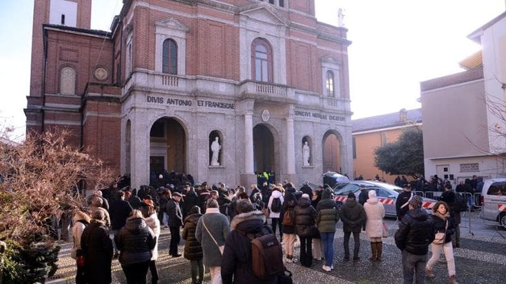 Funerali di Giovanna Pedretti, il parroco: “Illazioni dei leoni da tastiera come macigni”. Striscione contro i giornalisti sul sagrato della chiesa