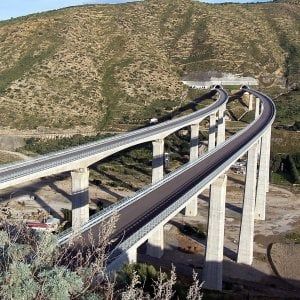 Messina, sequestrati due viadotti dell'autostrada a rischio crollo. Il traffico su una corsia
