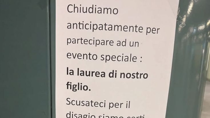 La tabaccheria chiude prima: "Scusateci per il disagio, si laurea nostro figlio"