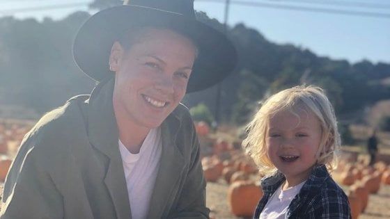 Coronavirus, Pink positiva con il figlio di 3 anni dona un milione di dollari alla ricerca