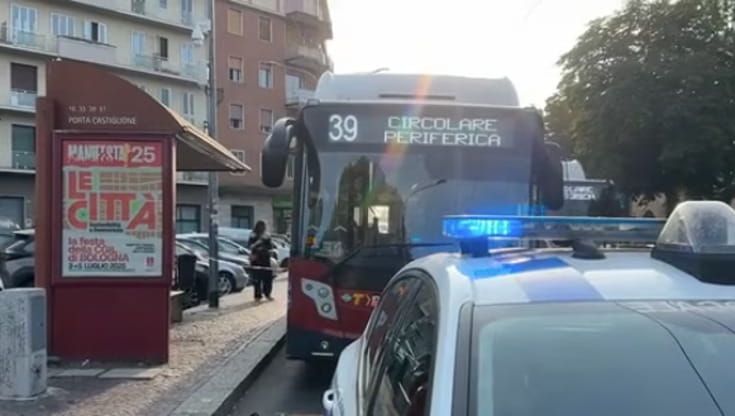 Pedone investito dal bus vicino ai giardini Margherita: è grave