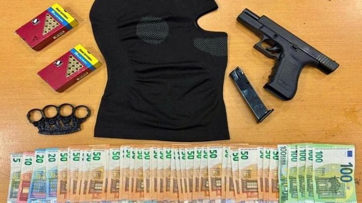 Gruppo di ventenni accerchia e rapina con una pistola due coetanei: arrestati dalla polizia