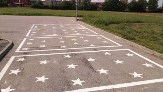 Stelle sull'asfalto come a Hollywood per distanziare i bambini in una scuola del Bresciano: "Le star sono i nostri figli"