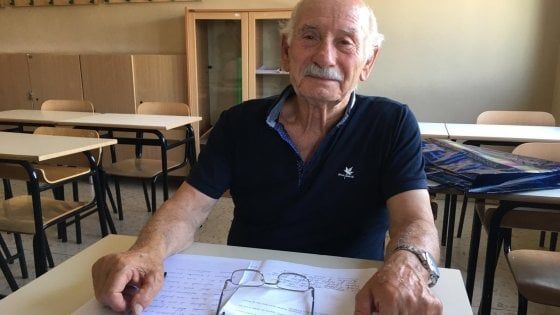 Esame di terza media a 83 anni per nonno Domenico: "L'ho fatto per leggere favole ai miei nipotini"