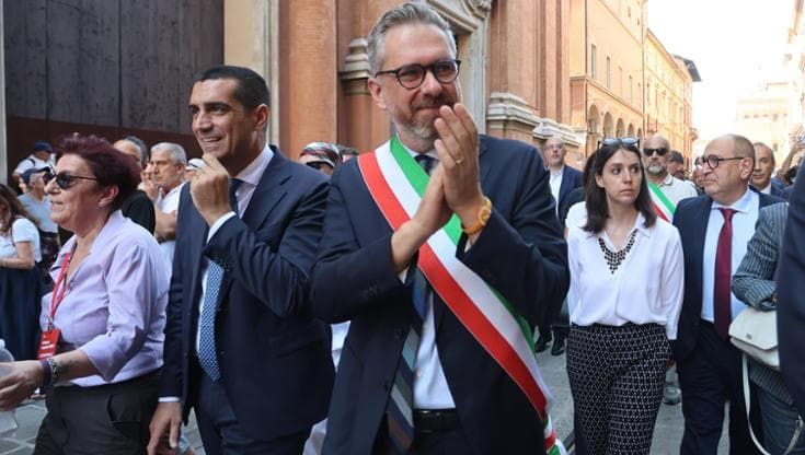 Strage di Bologna, la città ferita in piazza, applausi a Lepore: “Sindaco tieni duro”
