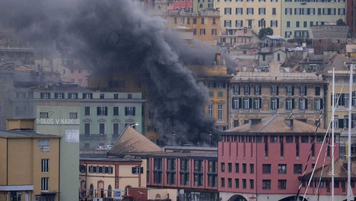 Genova, negozio in fiamme in via Gramsci: colonna di fumo sopra il centro storico