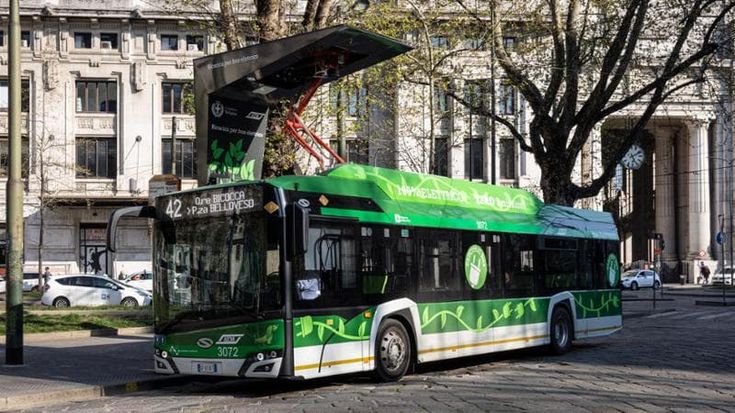Mobilità sostenibile a Milano, i bus elettrici sono 250 su 1.200. E solo 30 i taxi: qui vince l’ibrido