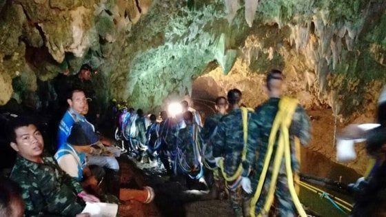 Thailandia, ragazzi nella grotta: cala l'ossigeno, muore sub. "Usciranno da dove sono entrati"