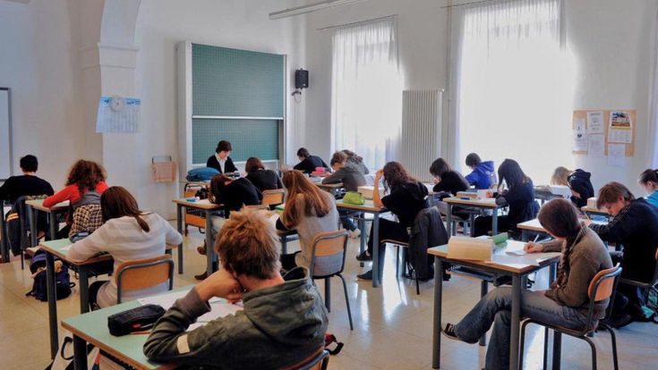 Scuola, il Consiglio superiore boccia le lezioni metà in aula e metà da casa. Ma il ministero tira dritto