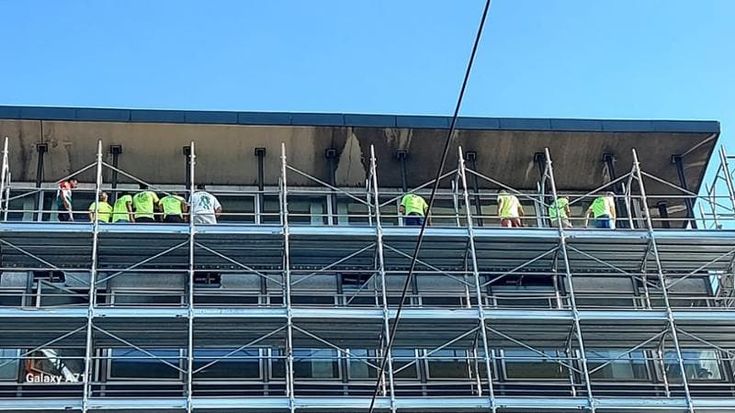Operai protestano su impalcatura di cantiere in corso di Porta Vittoria: “Dateci i nostri stipendi”