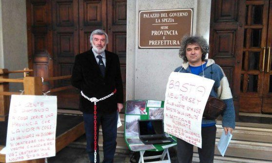 Il leghista De Paoli si incatena davanti alla Provincia della Spezia