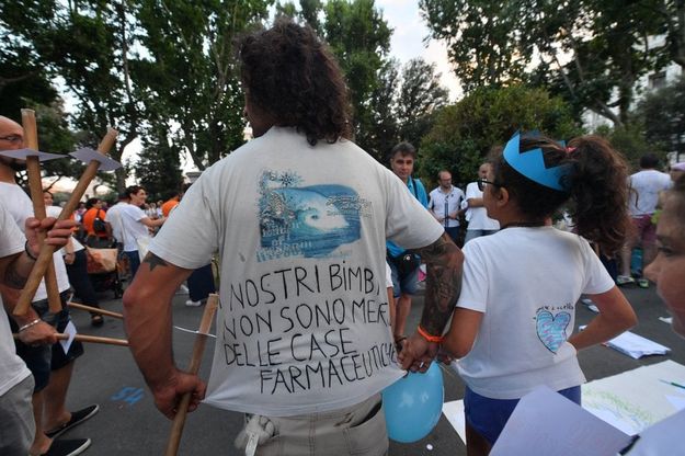 Genova, fiaccolata contro l'obbligo dei vaccini