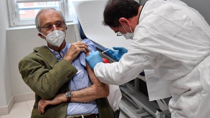 "Siete italiani?": il cruccio di Draghi e quella domanda del 99enne che si vaccina