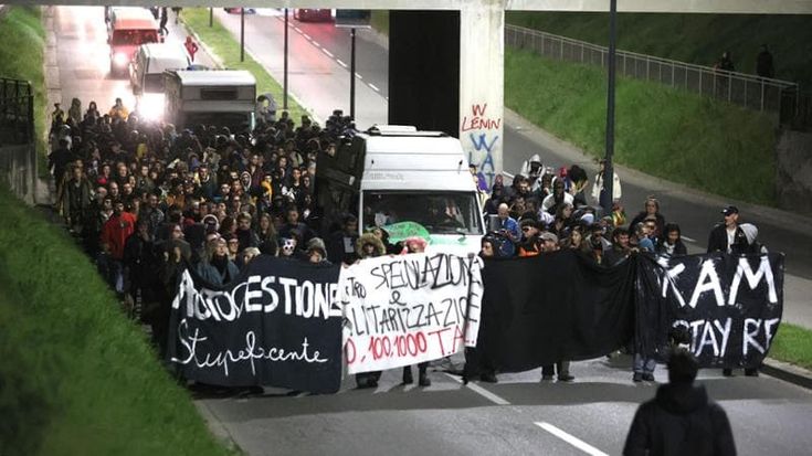 Il rave di Pasqua, alla Stamoto dopo l’occupazione corteo con 400 persone. Lepore: “Acquisiremo l’area”