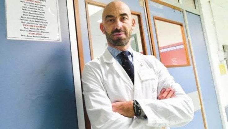Covid, Bassetti: "Obbligo di green pass per tutto, così si convincono i non vaccinati"