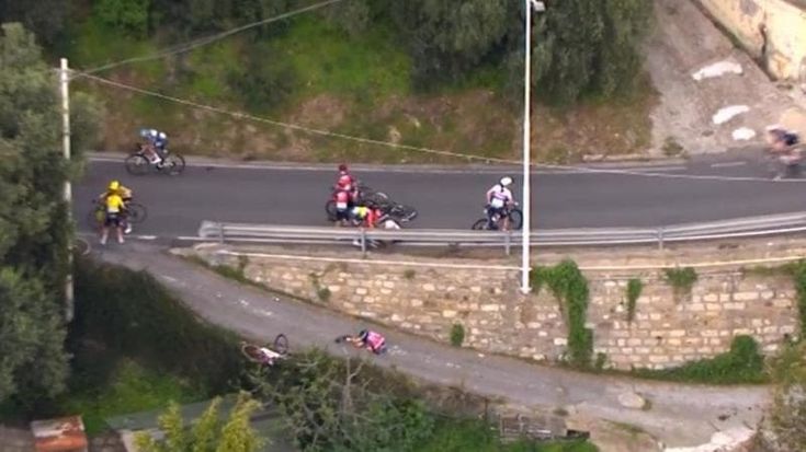 Spaventosa caduta nella Milano-Sanremo donne. Debora Silvestri vola oltre un parapetto di tre metri