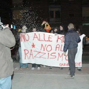 Piacenza, tre militanti di un collettivo indagati per cartelli contro un assessore
