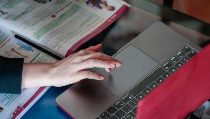 Tutti in gita senza dirlo alla compagna disabile che resta in classe sola