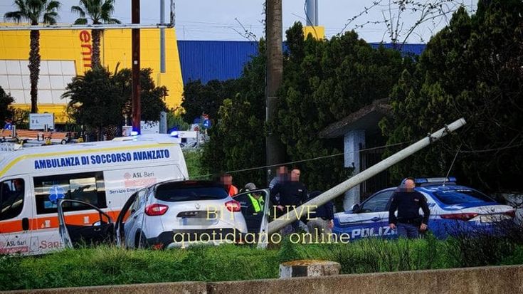 Bari, in fuga sulla tangenziale finisce contro palo Enel vicino all’Ikea: arrestato dalla polizia