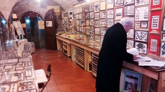 ''Così con i miei 12mila bottoni vi racconto la storia dell'umanità''