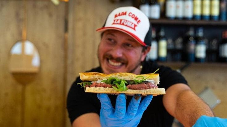 Antico Vinaio, vandali danneggiano la Lamborghini del patron Tommaso Mazzanti. Che si sfoga: «Senza parole»