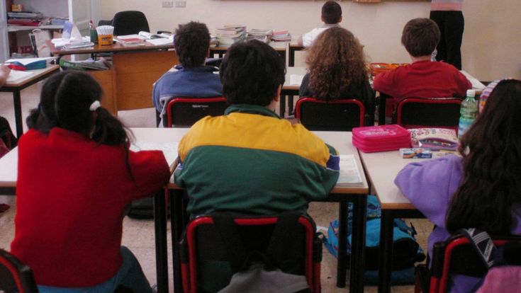 Foligno, il maestro umilia l’alunno nero e i bimbi si ribellano: “È uguale a noi” 