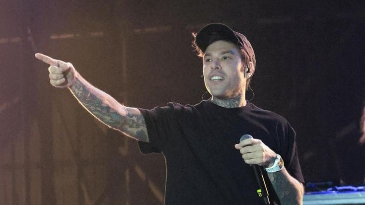 Un giovane denuncia: “Picchiato dopo aver fotografato Fedez in discoteca”. Si indaga sulla serata