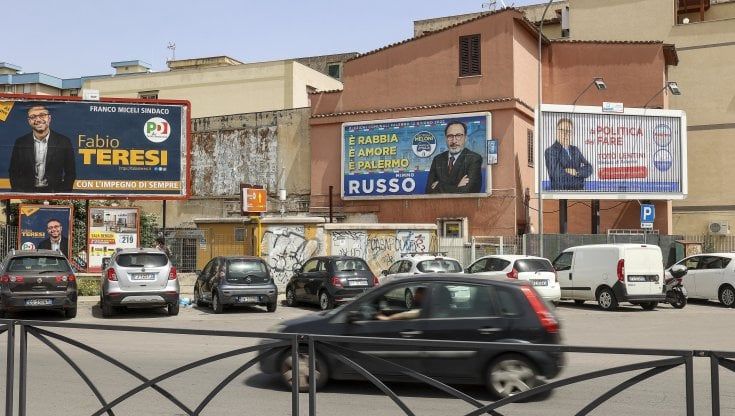 Slogan improbabili, abiti fuori stagione e make-up da spose: ecco i manifesti dei candidati allo sbaraglio