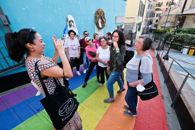 Genova, una strada arcobaleno porta ai Giardini Luzzati