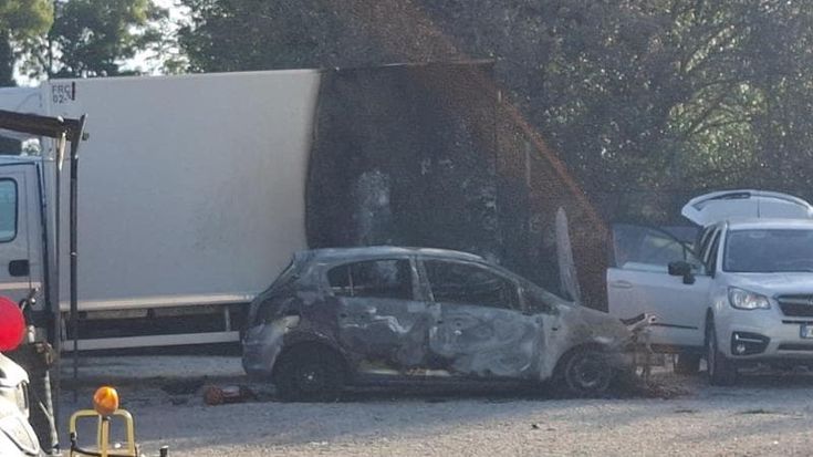 Autosalone in fiamme e bomba davanti casa: nuovo agguato a Roma Est