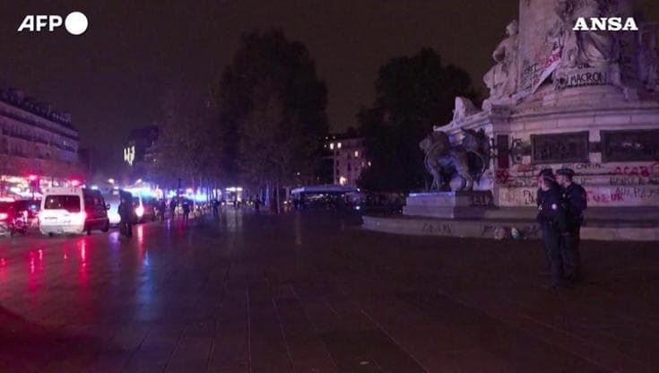 Parigi, torna la calma dopo l'ordine di coprifuoco nelle zone della protesta