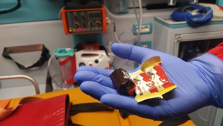 Il bambino regala cioccolatini al volontario della Croce Rossa che porta in ospedale il nonno: "Grazie per quello che fate"