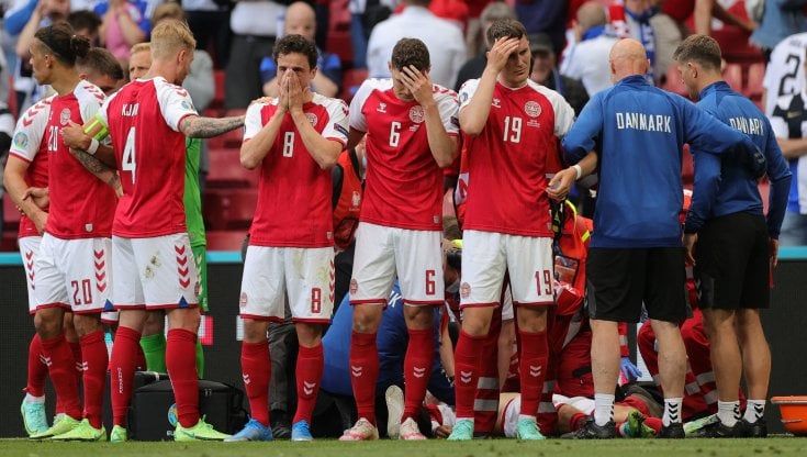 Paura a Copenaghen: Eriksen si accascia a terra durante Danimarca-Finlandia, massaggio cardiaco in campo. Poi il sollievo: il giocatore è cosciente e parla