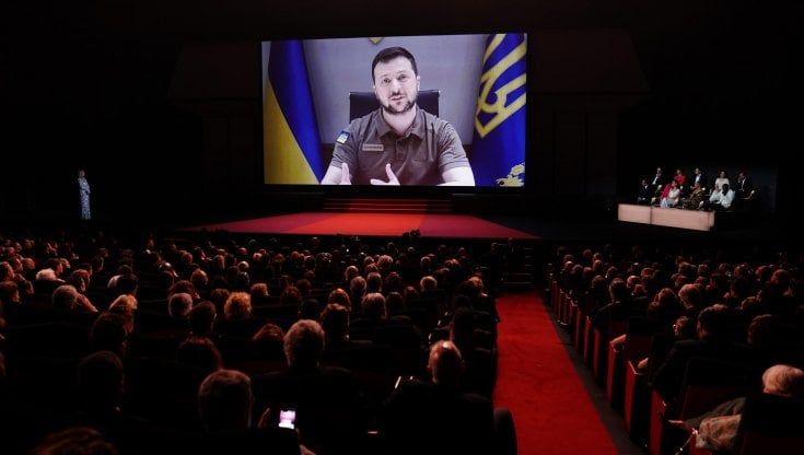 Cannes 2022: Zelensky a sorpresa in video: "Serve un nuovo Chaplin. Il cinema non rimanga muto"