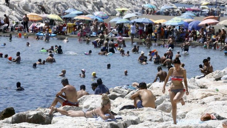 Napoli, boom di turisti a Ferragosto: 99 voli atterrano a Capodichino