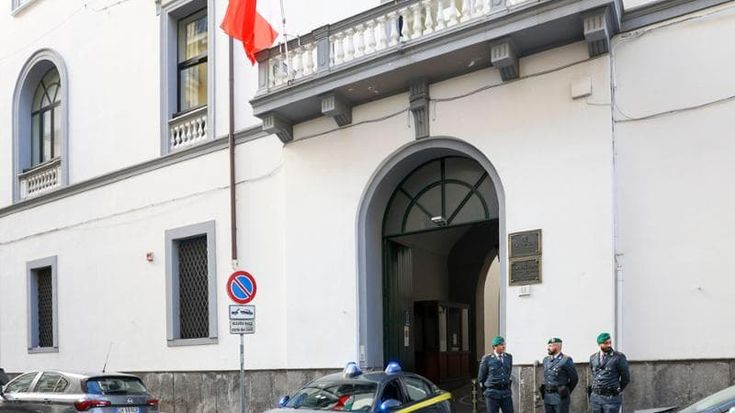 Benevento, compravano viaggi e abiti di lusso con i fondi dei migranti: sprechi per 1,2 milioni