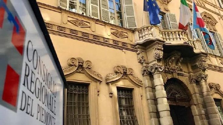 Dalla parità salariale alla canapa, la palude delle leggi mai attuate in Piemonte