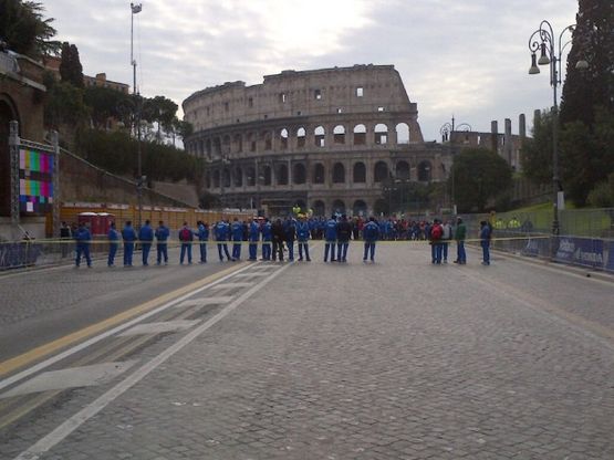 Maratona, i podisti arrivano ai Fori<br />Striscione per il Papa, c'&egrave; anche Alemanno