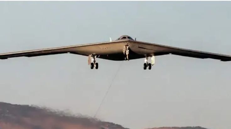 Il primo volo del nuovo bombardiere B-21 Raider dell'Air Force americana