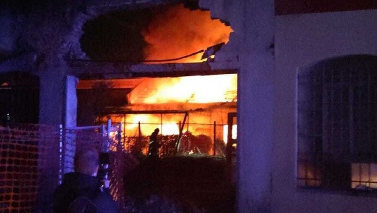 A fuoco i capannoni di una ditta di plastica a Brugherio: non si esclude l'origine dolosa