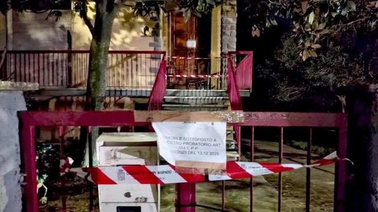La morte 2 anni fa, le pigne sulla bara, la stanza sul retro: cosa si sa del corpo trovato nel baule