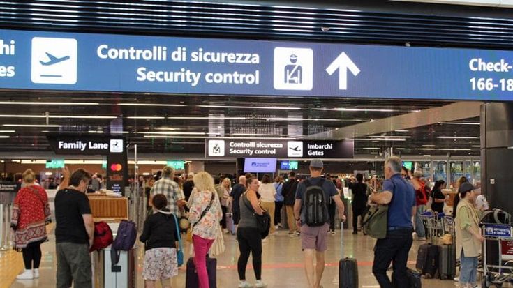 Fiumicino, stretta sugli Ncc e taxi abusivi: otto ordini di allontanamento