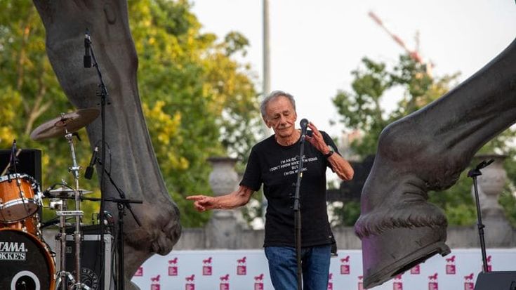 Milano, l’apertura all’ippodromo, la voce di Vecchioni per il nuovo trotto: “Un posto che vive”