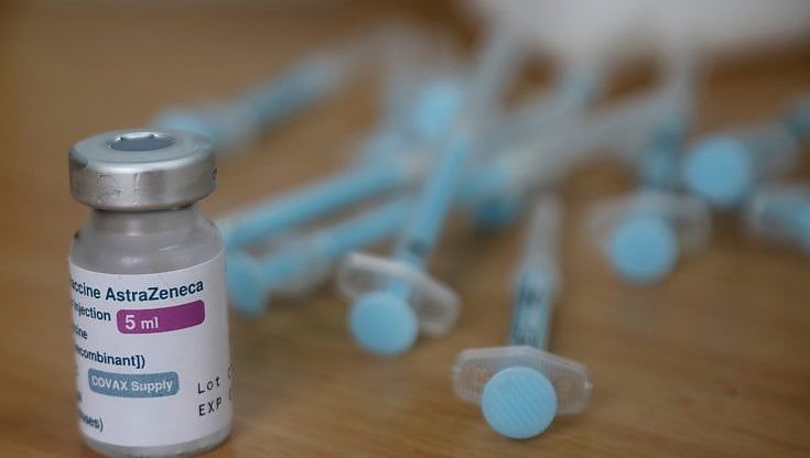 Vaccino AstraZeneca, nuovi dubbi dagli Usa: "Dati obsoleti". L'Europa: "Scandaloso, consegnata una fiala su quattro"