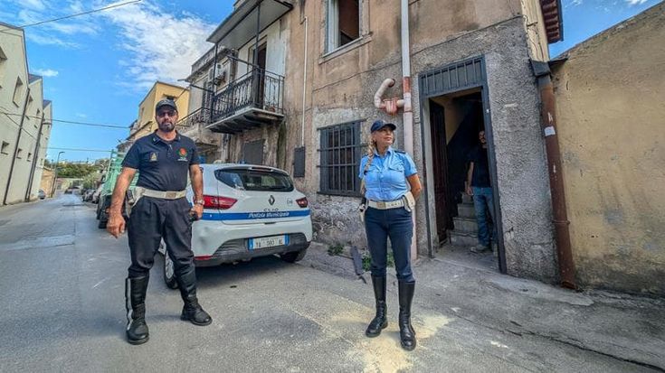 Via Decollati, vertice in prefettura: dopo le minacce, un presidio nella casa confiscata al boss e assegnata ai senzatetto