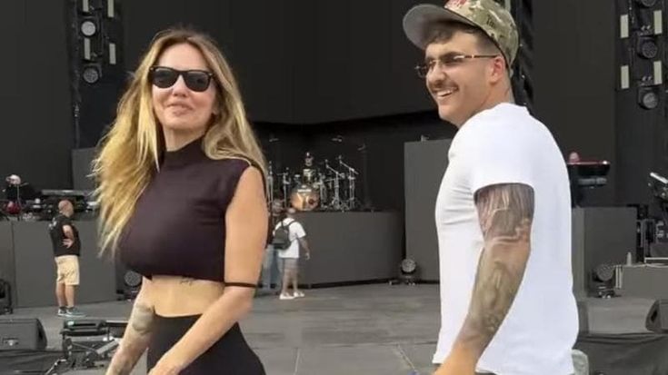 Geolier, fan in attesa da ore all’esterno dello stadio Maradona. E lui prova il suono sul palco con Deborah De Luca