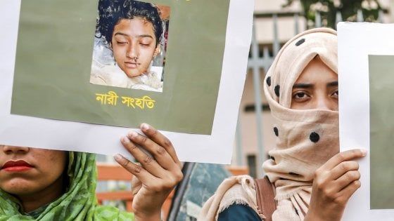 Bangladesh, bruciata viva dopo la denuncia di abusi sessuali: 16 condanne a morte 
