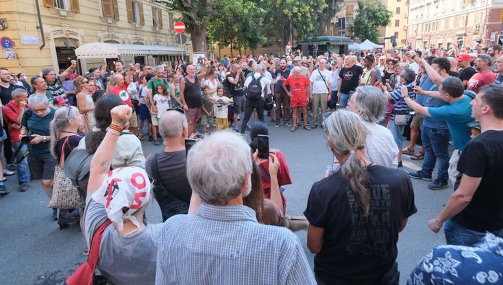 Genova, uniti in cerchio in piazza Alimonda: 21 anni fa la morte di Carlo Giuliani al G8